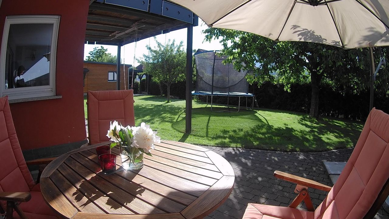 Liegewiese mit Trampolin Liegewiese mit Trampolin